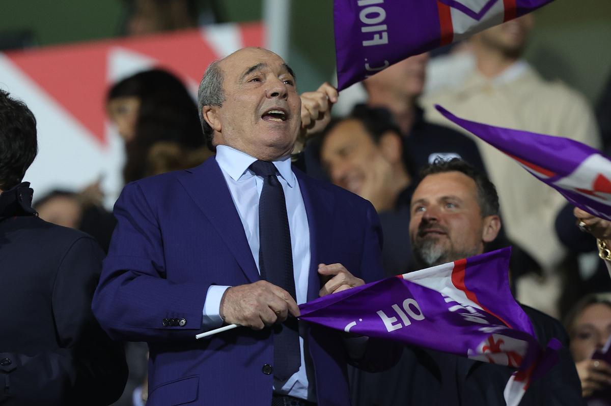 Rocco Commisso con la bandiera della fiorentina in mano