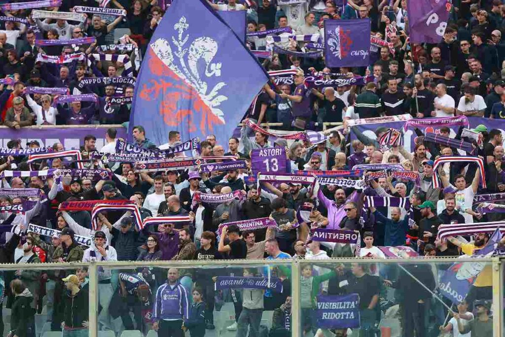 curva con tifosi viola