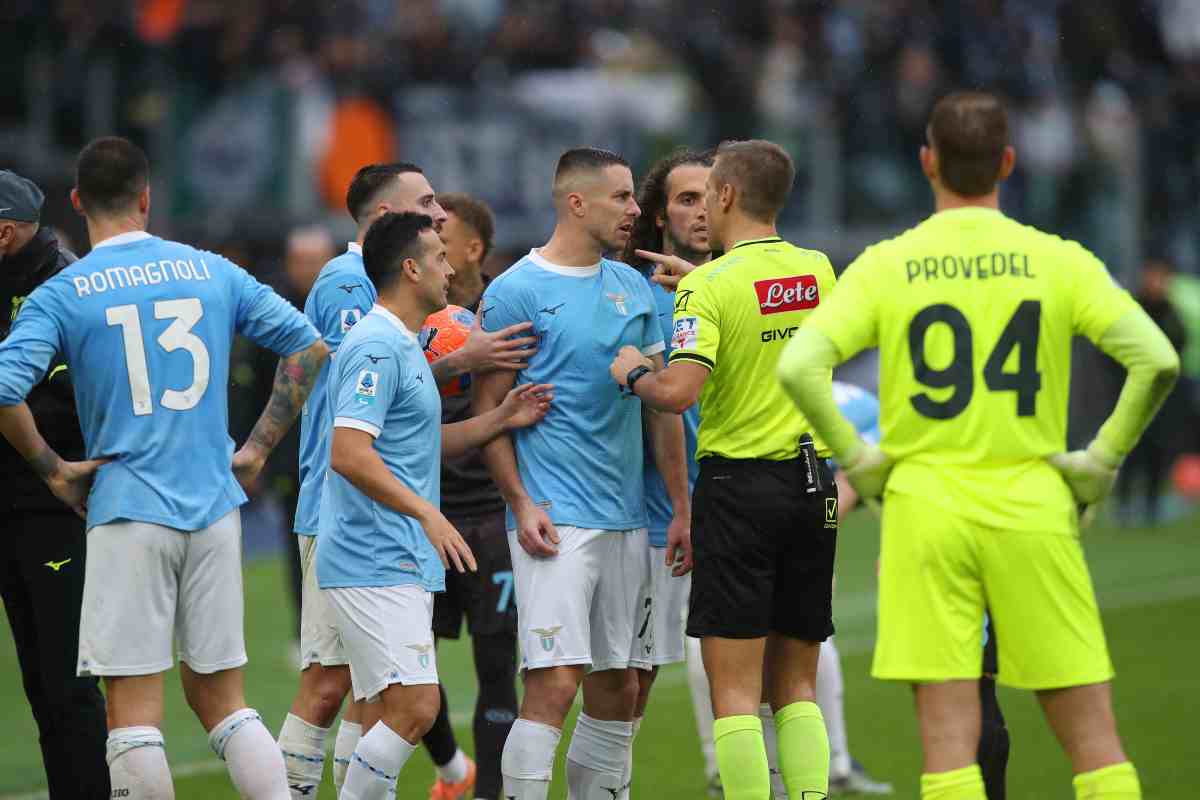 Adam Marusic espulso da Massa nel finale di Lazio-Napoli 
