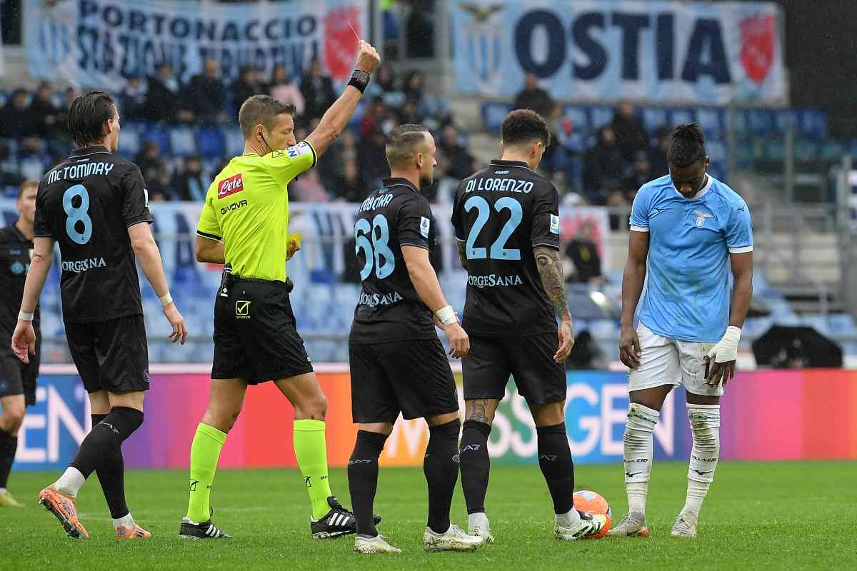 L'arbitro Davide Massa espelle Tijjani Noslin durante Lazio-Napoli (OneFootball) - FiorentinaUno.com