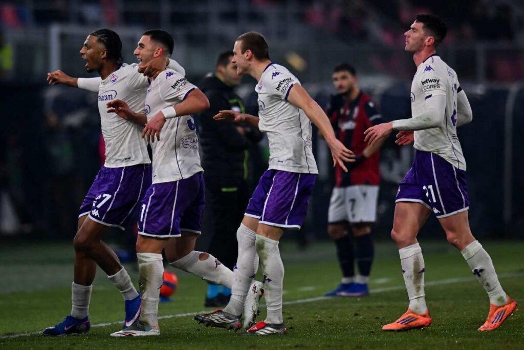 I giocatori della Fiorentina festeggiano il gol di Piccoli al Bologna (OneFootball) - FiorentinaUno.com