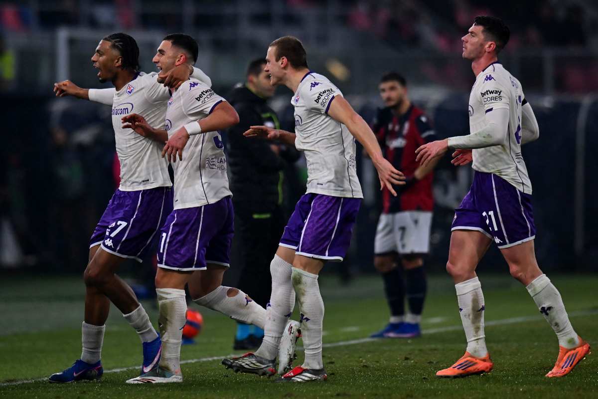 I giocatori della Fiorentina festeggiano il gol di Piccoli al Bologna (OneFootball) - FiorentinaUno.com