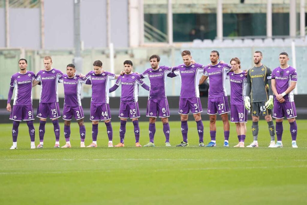 I giocatori della Fiorentina abbracciati per un minuto di silenzio prima di una partita al Franchi (OneFootball) - FiorentinauUno.com