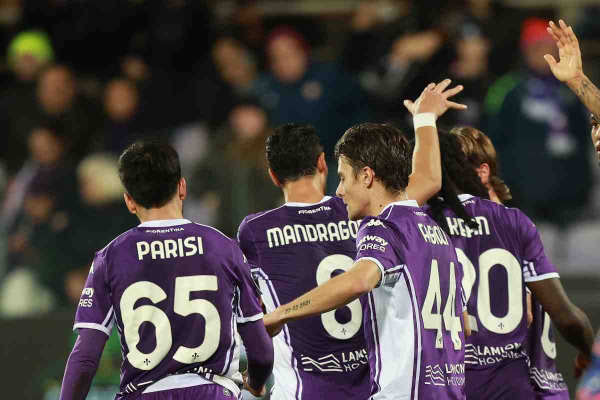I giocatori della Fiorentina festeggiano un gol in campo (OneFootball) - FiorentinaUno.com