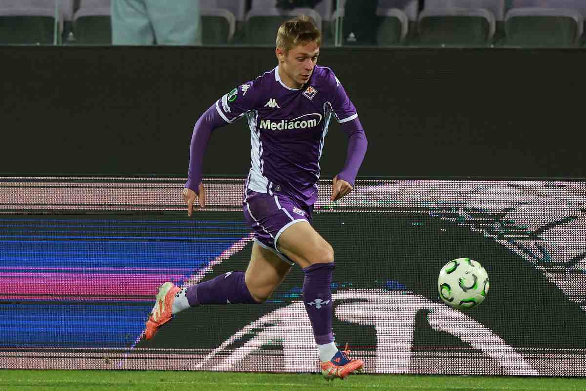 Il centrocampista Hans Nicolussi Caviglia in campo con la Fiorentina (OneFootball) - FiorentinaUno.com