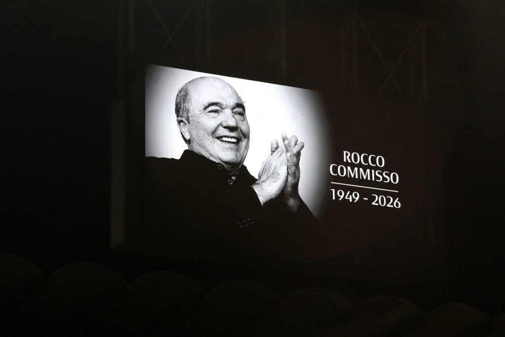 Il ricordo di Rocco Commisso sul maxi schermo a San-Siro (OneFootball) - FiorentinaUno.com