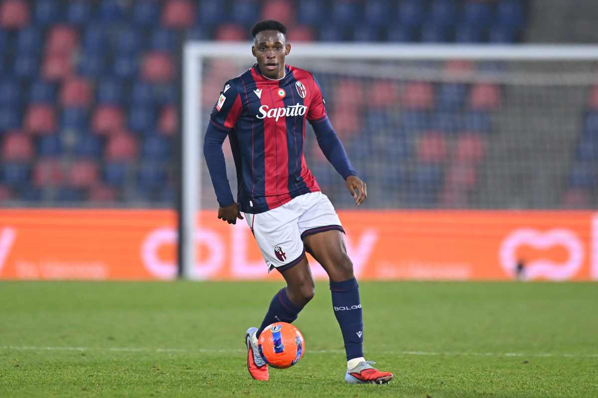 Il difensore del Bologna Jhon Lucumi in campo col pallone (OneFootball) - FiorentinaUno.com 