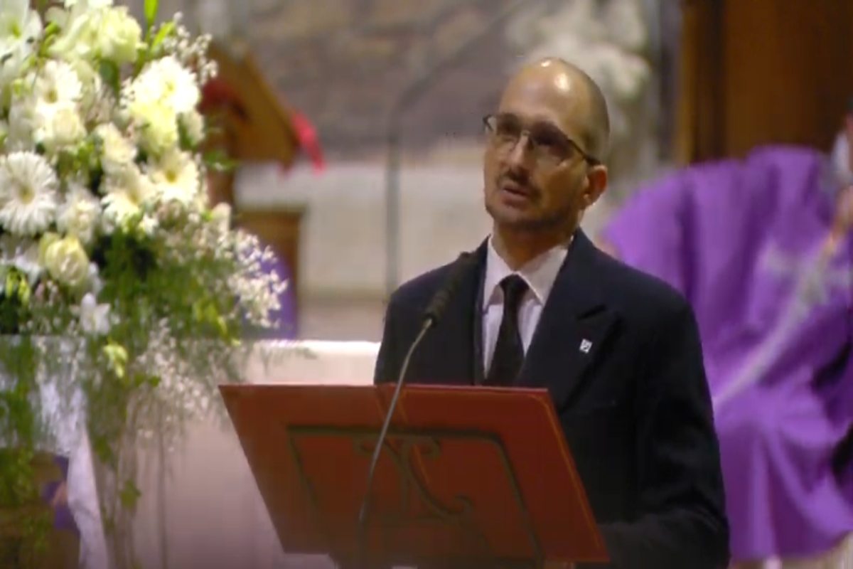 Joseph Commisso durante la messa in suffragio per il padre nel Duomo di Firenze (FiorentinaUno.com