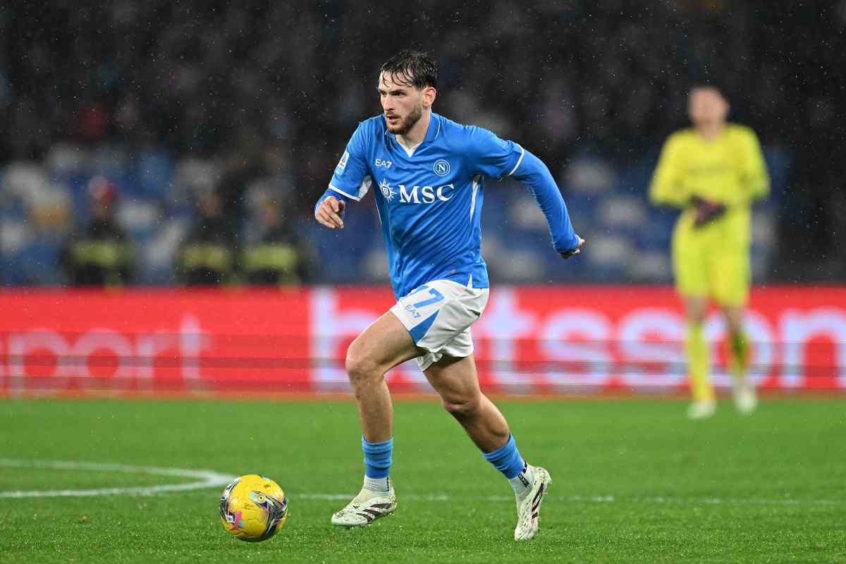 Khvicha Kvaratskhelia in campo durante un Napoli-Lazio di Serie A (OneFootball) - FiorentinaUno.com 