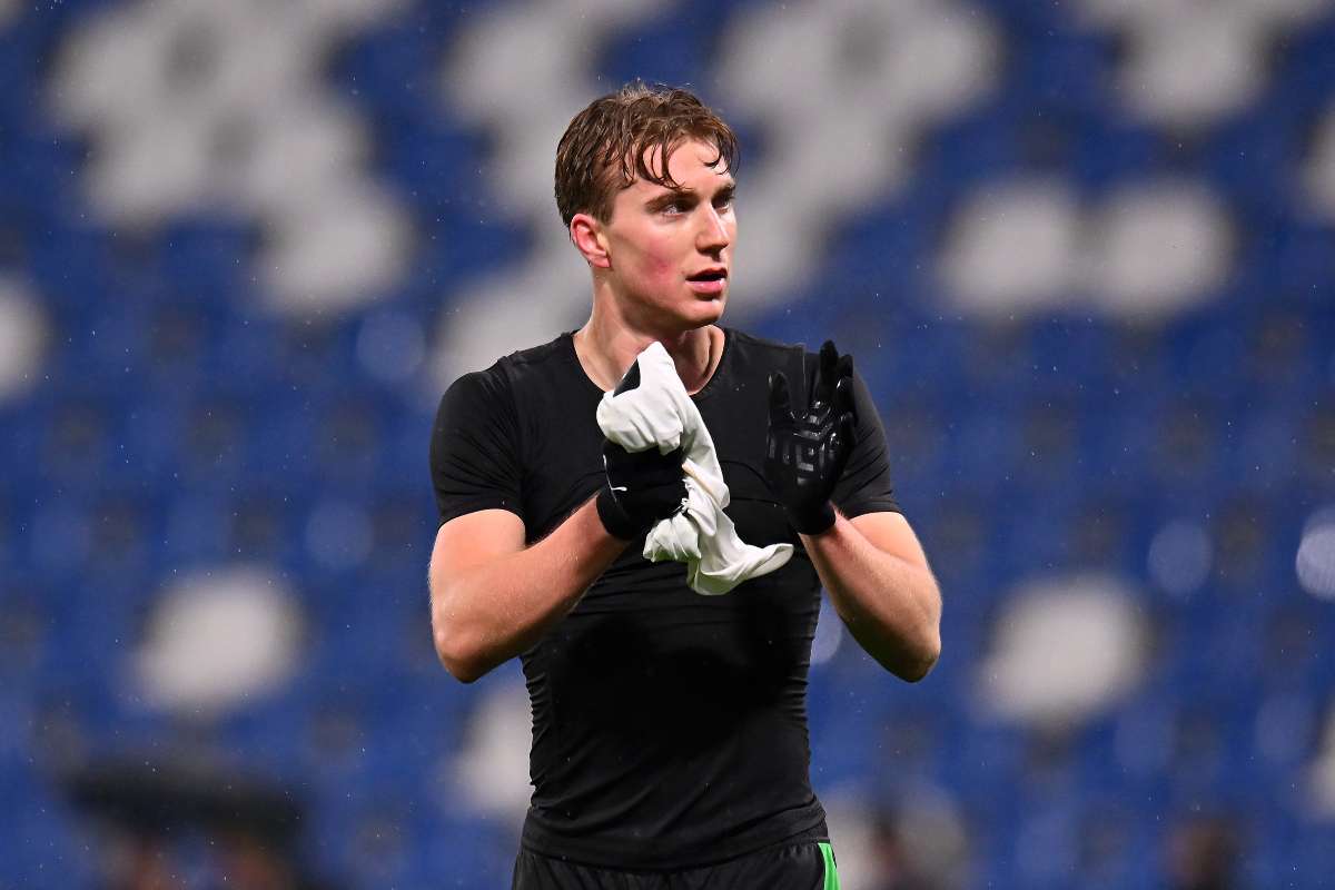 Kristian Thorstvedt ringrazia i tifosi al termine di una partita col Sassuolo (OneFootball) - FiorentinaUno.com 