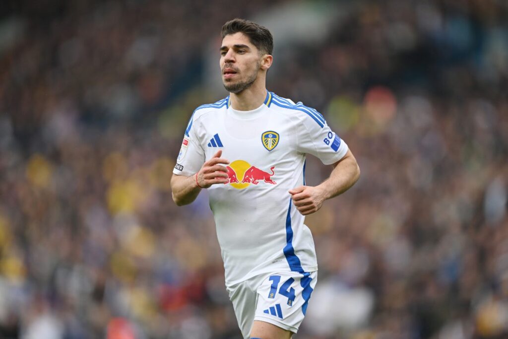 Manor Solomon con la maglia del Leeds (OneFootball) - FiorentinaUno.com