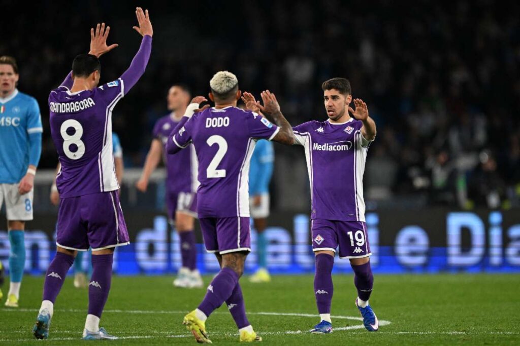 Manor Solomon esulta inisieme a Dodò e Mandragora dopo il gol segnato al Napoli (OneFootball) - FiorentinaUno.com