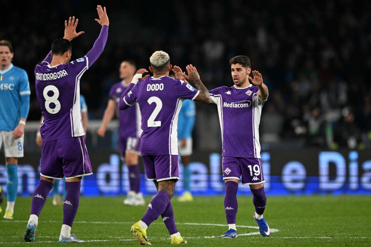 Manor Solomon esulta inisieme a Dodò e Mandragora dopo il gol segnato al Napoli (OneFootball) - FiorentinaUno.com