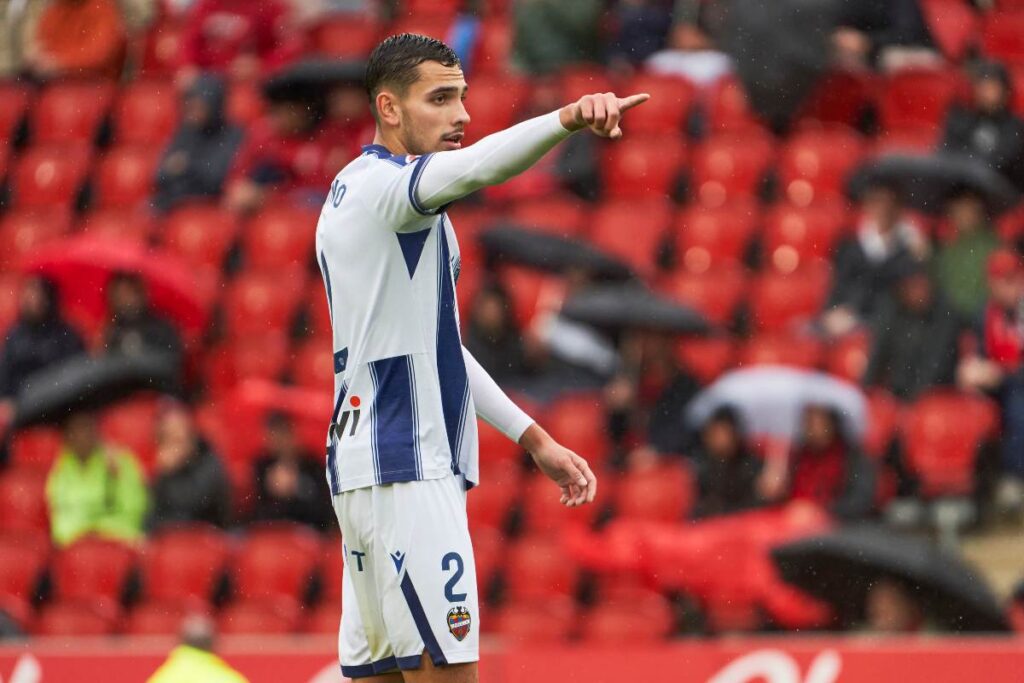 Il difensore Matias Moreno in campo con la maglia del Levante (OneFootball) - FiorentinaUno.com