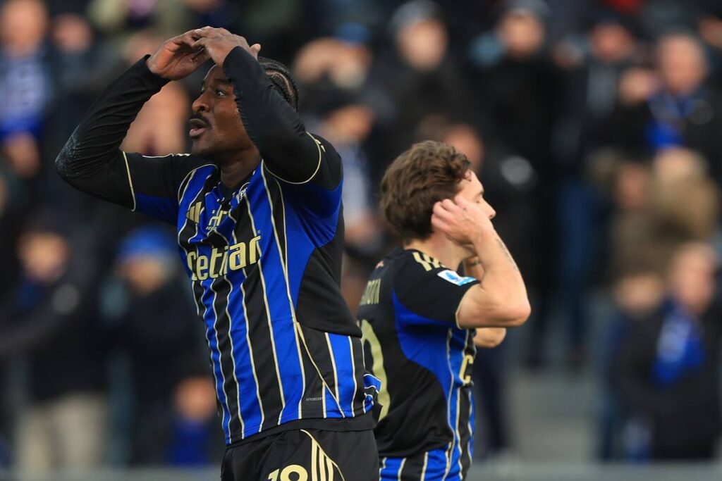 Mbala Nzola con le mani nei capelli dopo un errore dal dischetto contro la Roma (OneFootball) - FiorentinaUno.com