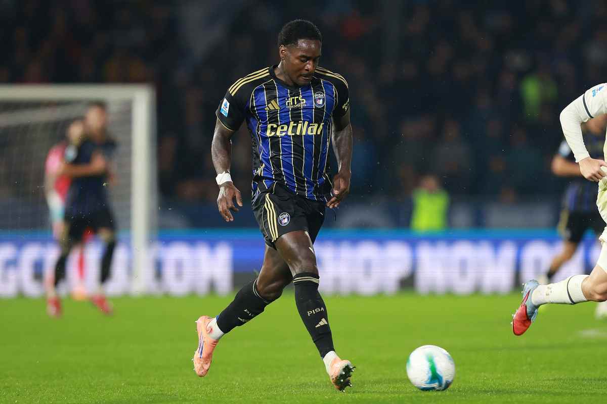 L'attaccante Mbala Nzola con la maglia del Pisa (OneFootball) - FiorentinaUno.com