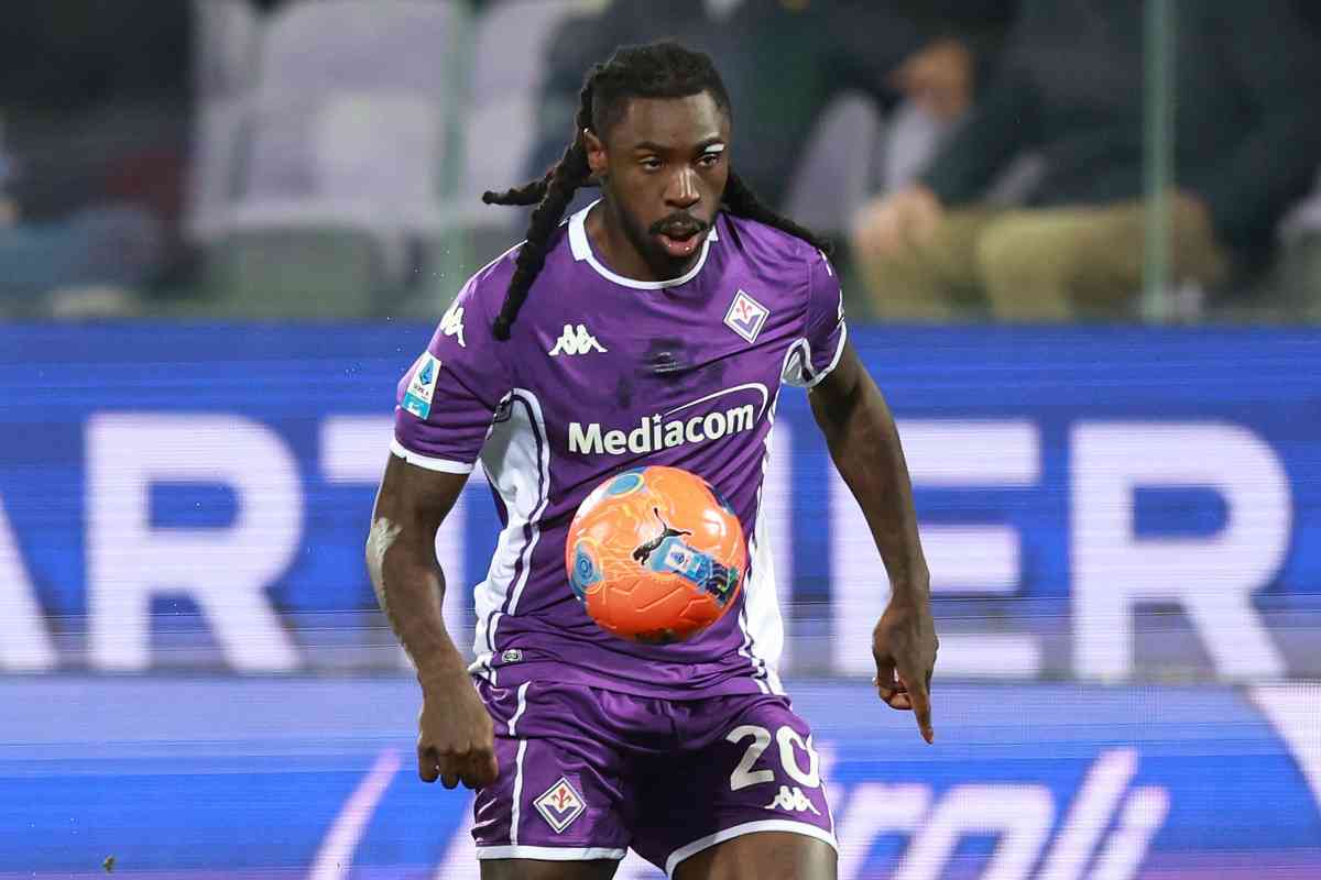 Moise Kean in campo durante Fiorentina-Udinese (OneFootball) - FiorentinaUno.com 