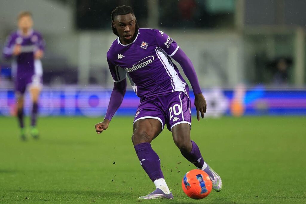 Moise Kean in campo durante Fiorentina-Cremonese (OneFootball) - FiorentinaUno.com