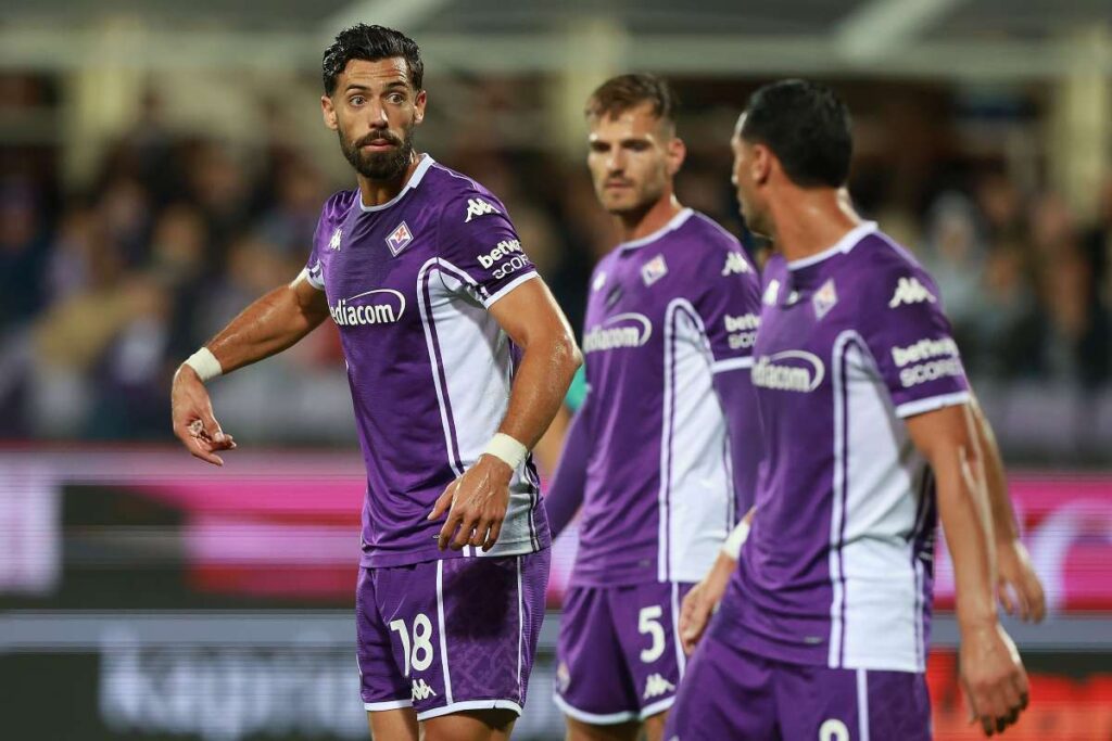 Pablo Marì in campo insieme a Pongracic e Mandragora (OneFootball) - FiorentinaUno.com