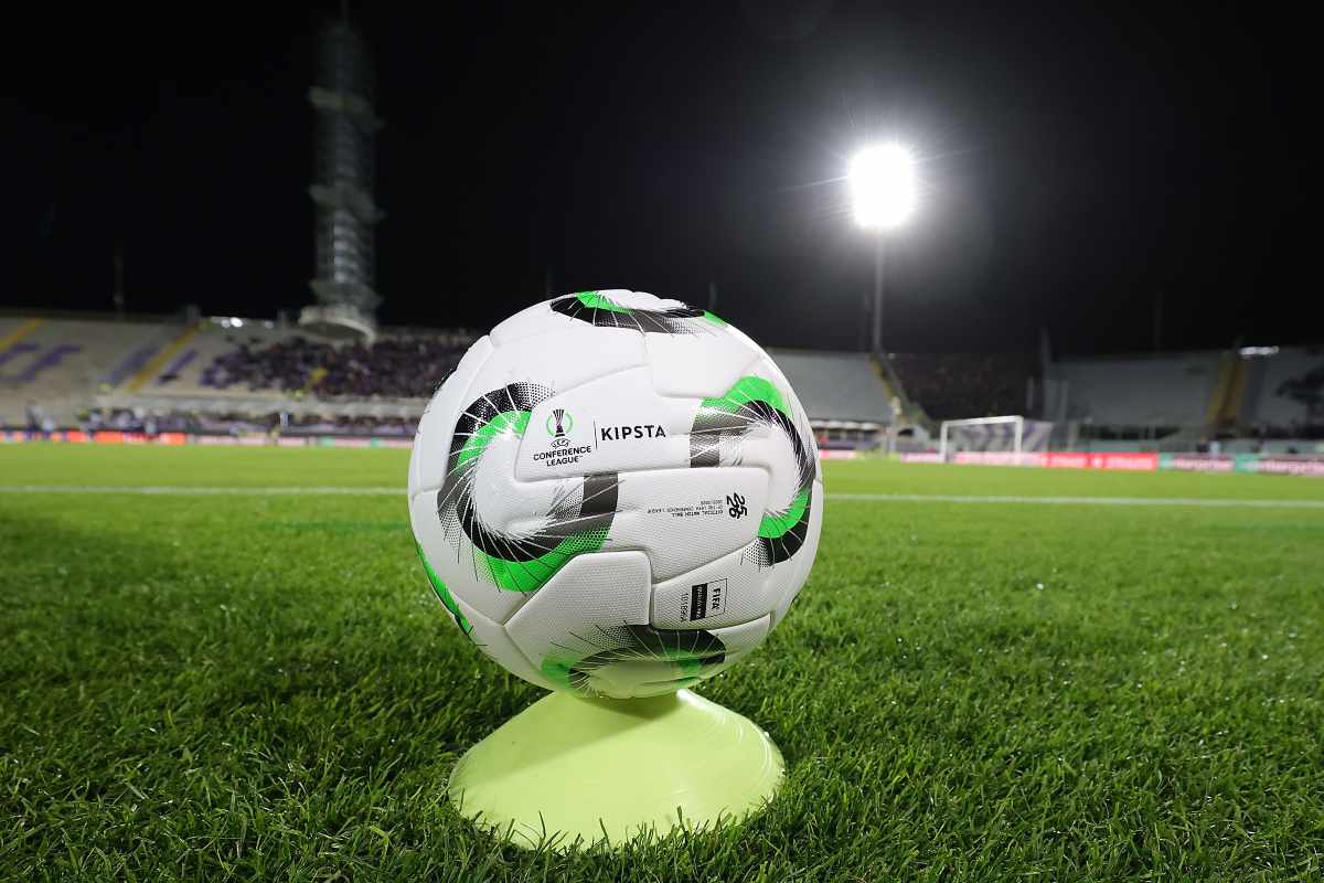 Il pallone della UEFA Europa Conference League sul terreno dello stadio Artemio Franchi di Firenze (OneFootball) - FiorentinaUno.com