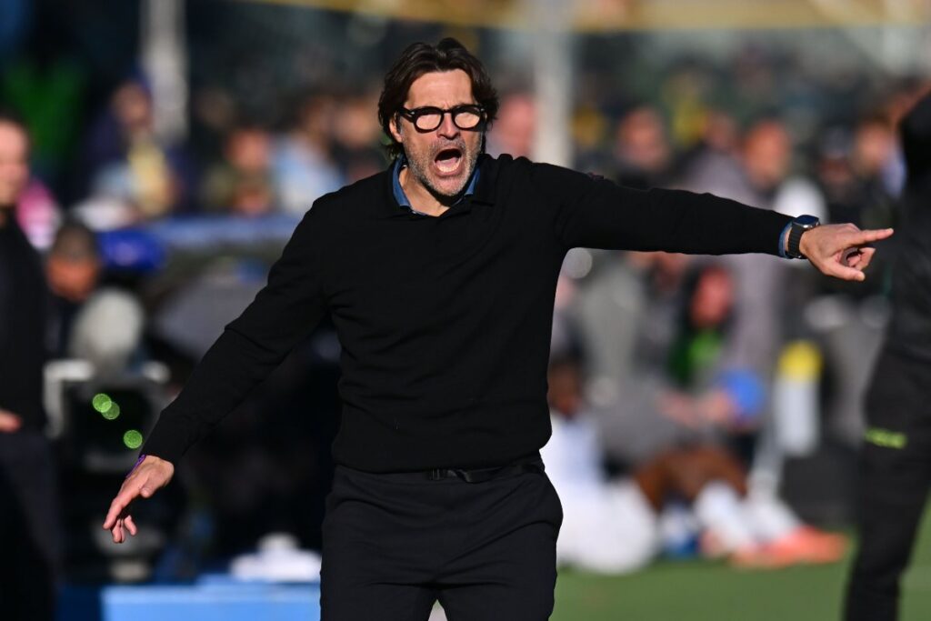 Il tecnico viola Paolo Vanoli durante Parma-Fiorentina (OneFootball) - FiorentinaUno.com