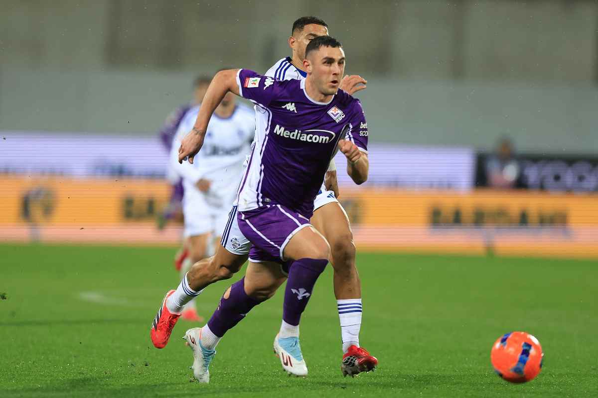 Roberto Piccoli avanza col pallone in maglia viola durante Fiorentina-Como (OneFootball) - FiorentinaUno.com 