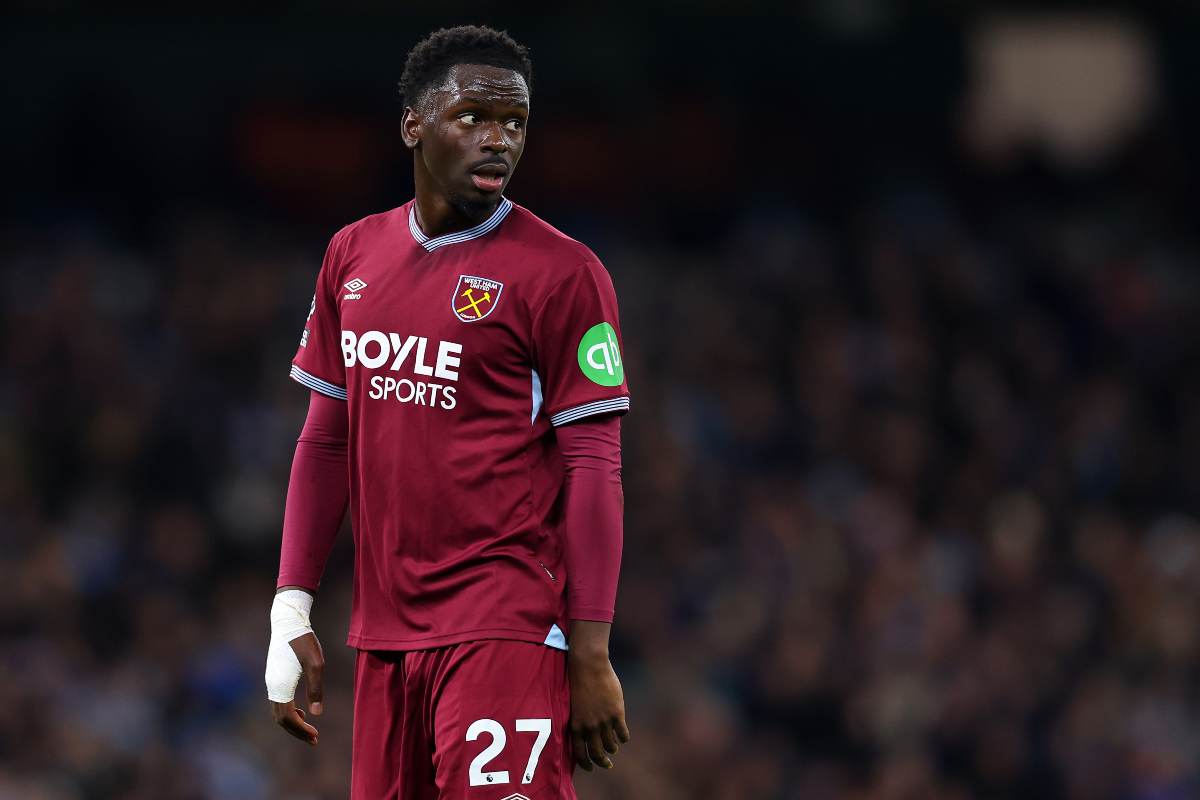 Soungoutou Magassa in campo durante Manchester City-West Ham con la maglia degli Hammers (OneFootball) - FiorentinaUno.com 