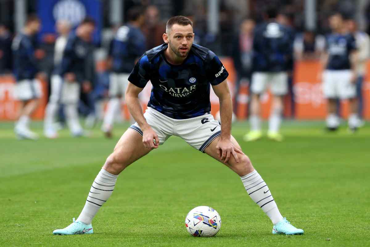 Stefan De Vrij durante un riscaldamento con l'Inter (OneFootball) - FiorentinaUno.com 