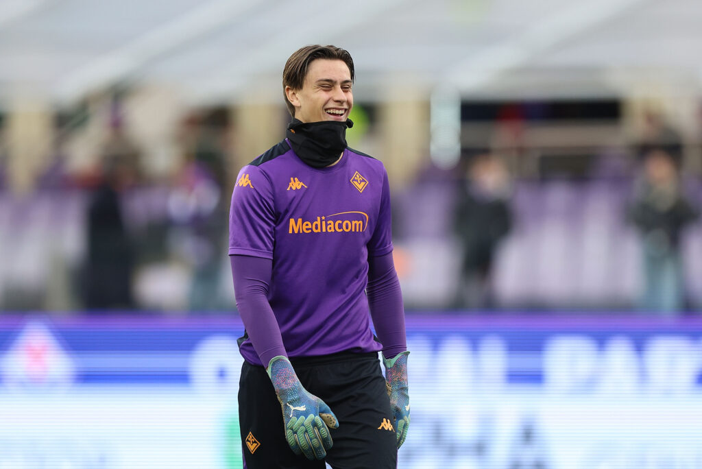 Il portiere della Fiorentina Tommaso Martinelli effettua un riscaldamento (OneFootball) - FiorentinaUno.com