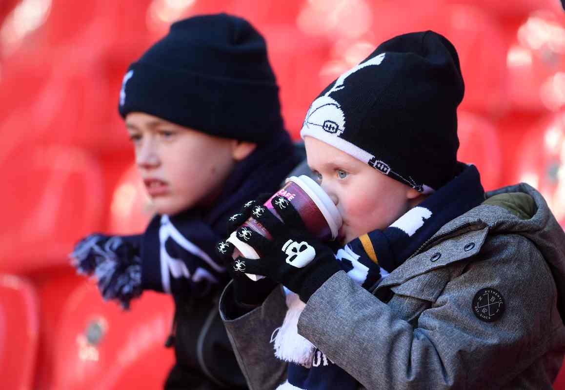 Bambini al freddo nello stadio