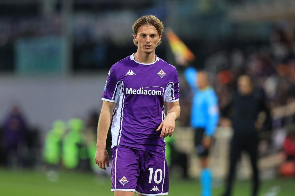 Albert Gudmundsson in campo con la Fiorentina (OneFootball) - FiorentinaUno.com
