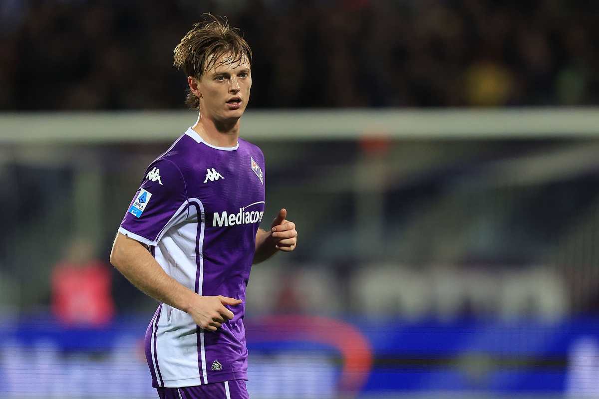 Albert Gudmundsson in campo con la Fiorentina (OneFootball) - FiorentinaUno.com 