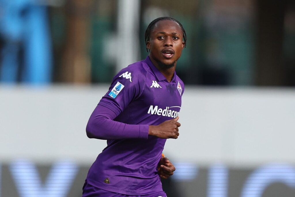 Christian Kouame in campo con la maglia della Fiorentina (OneFootball) - FiorentinaUno.com