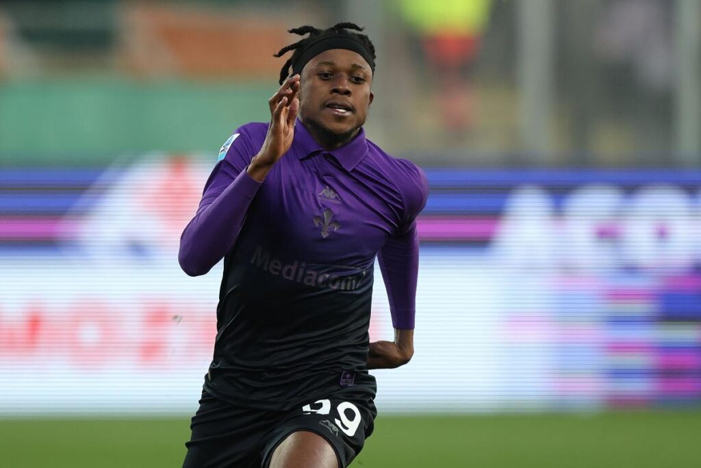 Christian Kouame in campo in maglia viola (OneFootball) - FiorentinaUno.com