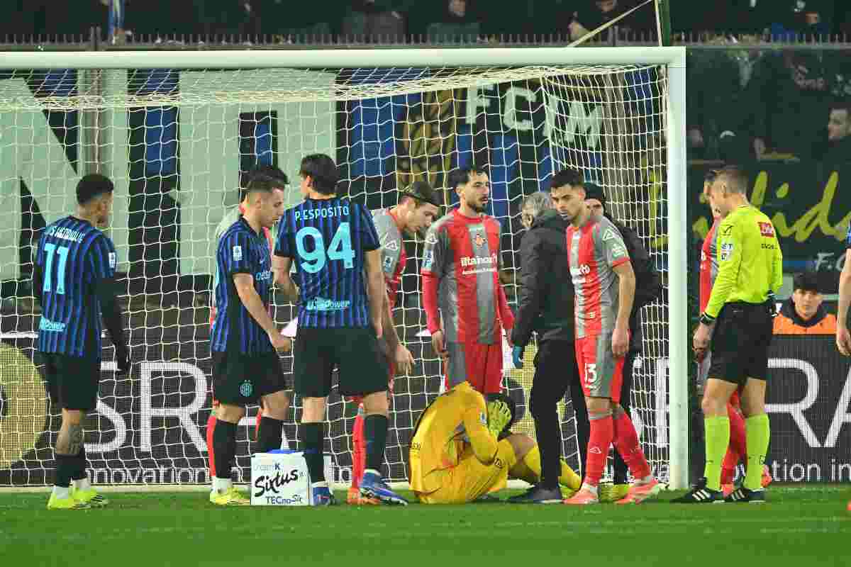 Emil Audero a terra colpito da un petardo durante Cremonese-Inter (OneFootball) - FiorentinaUno.com 