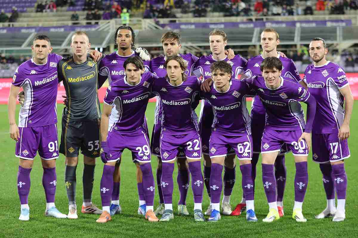 I giocatori della Fiorentina in posa prima della sfida di Coppa Italia contro il Como (OneFootball) - FiorentinaUno.com