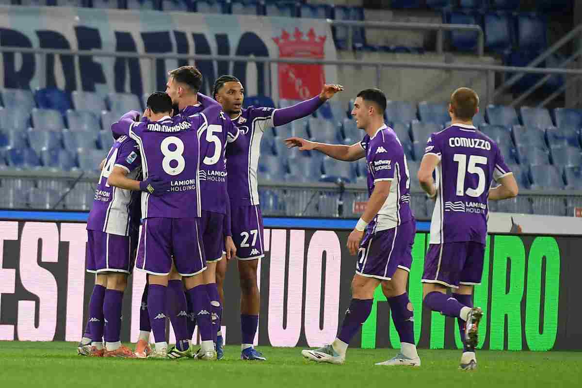 I giocatori della Fiorentina festeggiano in campo un gol segnato all'Olimpico contro la Lazio (OneFootball) - FiorentinaUno.com 