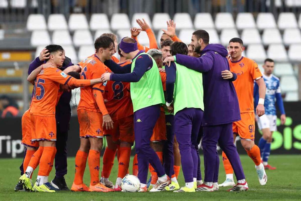 I giocatori della Fiorentina festeggiano un gol segnato al Como (OneFootball) - FiorentinaUno.com