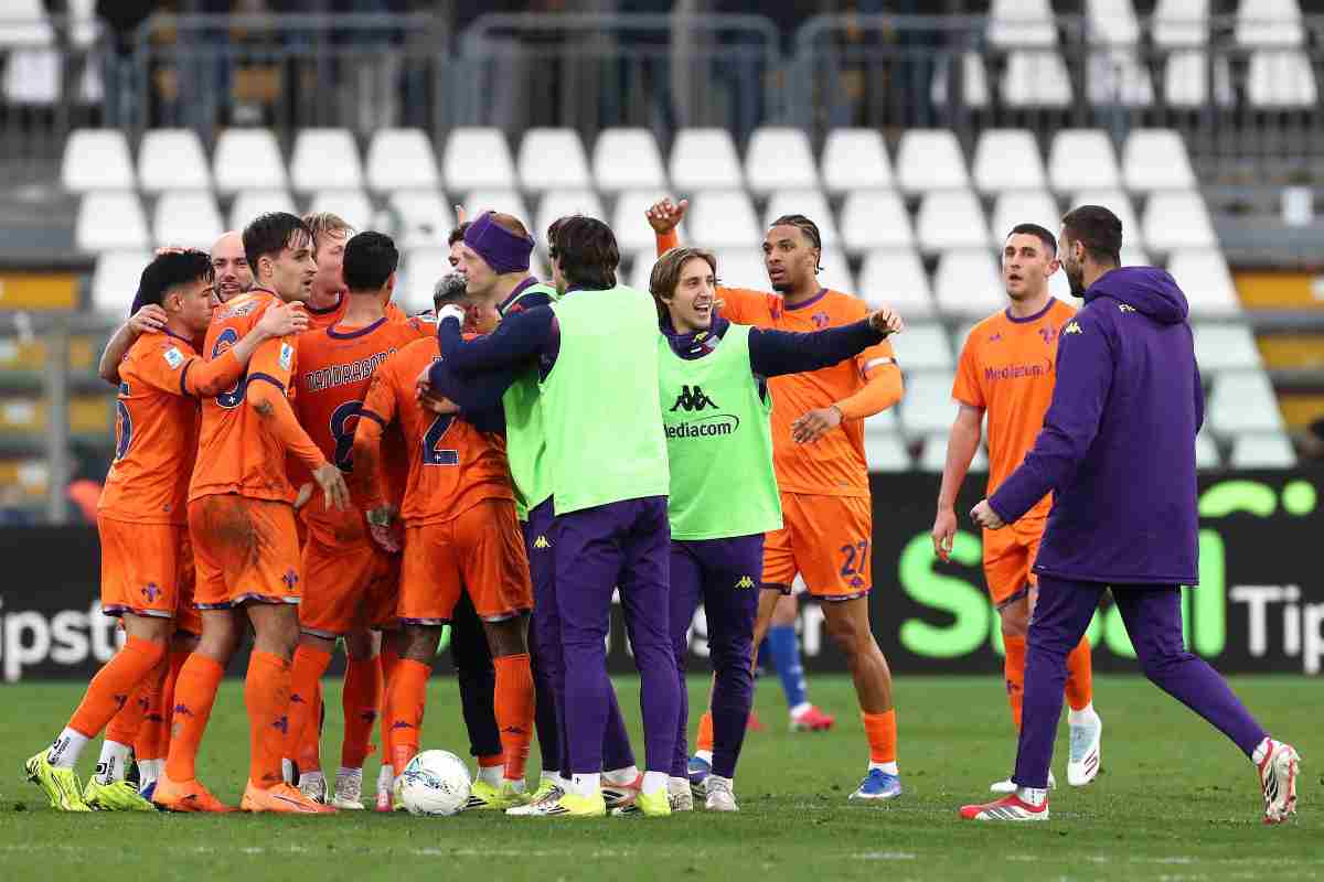 I giocatori della Fiorentina festeggiano un gol segnato al Como in Serie A (OneFootball) - FiorentinaUno.com 