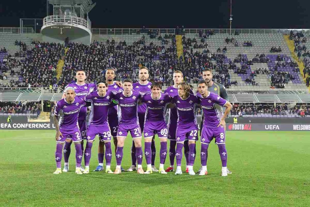 I giocatori della Fiorentina in posa prima della gara di Conference League contro lo Jagiellonia (OneFootball) - FiorentinaUno.com
