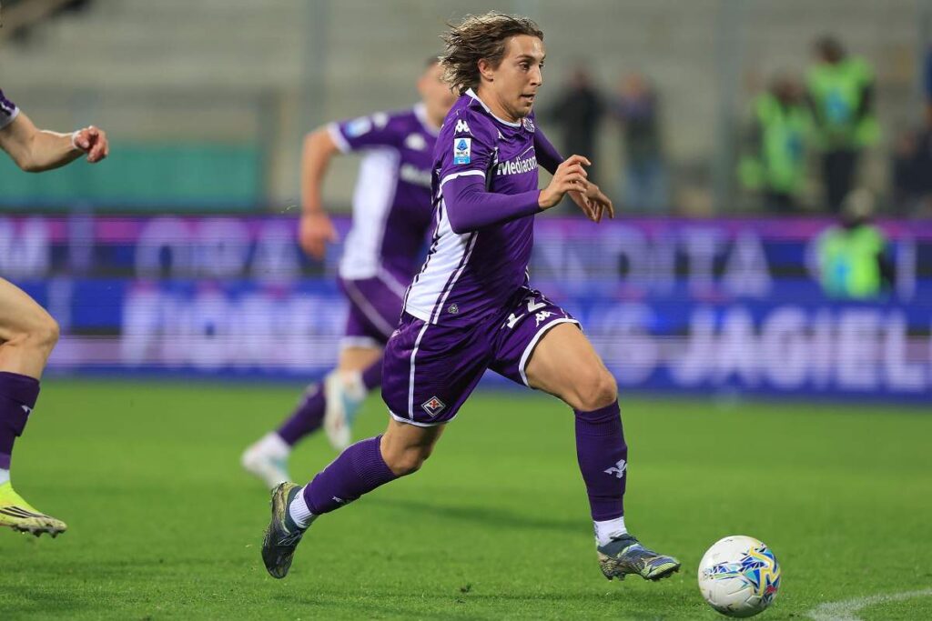 Jacopo Fazzini in campo con la maglia della Fiorentina (OneFootball) - FiorentinaUno.com