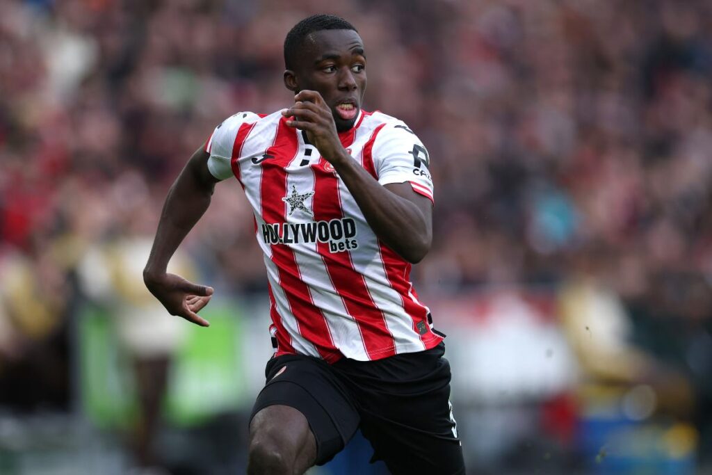 Michael Kayode in campo con la maglia del Brentford (OneFootball) - FiorentinaUno.com