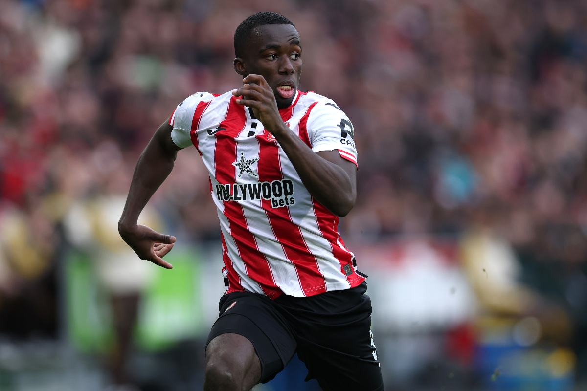 Michael Kayode in campo con la maglia del Brentford (OneFootball) - FiorentinaUno.com