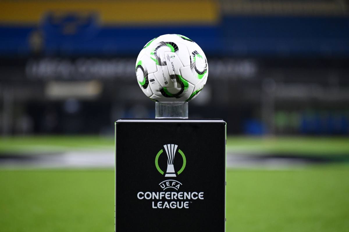 Il pallone della UEFA Conference League su un campo prima di una partita (OneFootball) - FiorentinaUno.com 