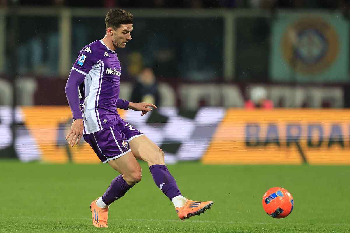 Robin Gosens in campo durante Fiorentina-Cremonese (OneFootball) - FiorentinaUno.com 