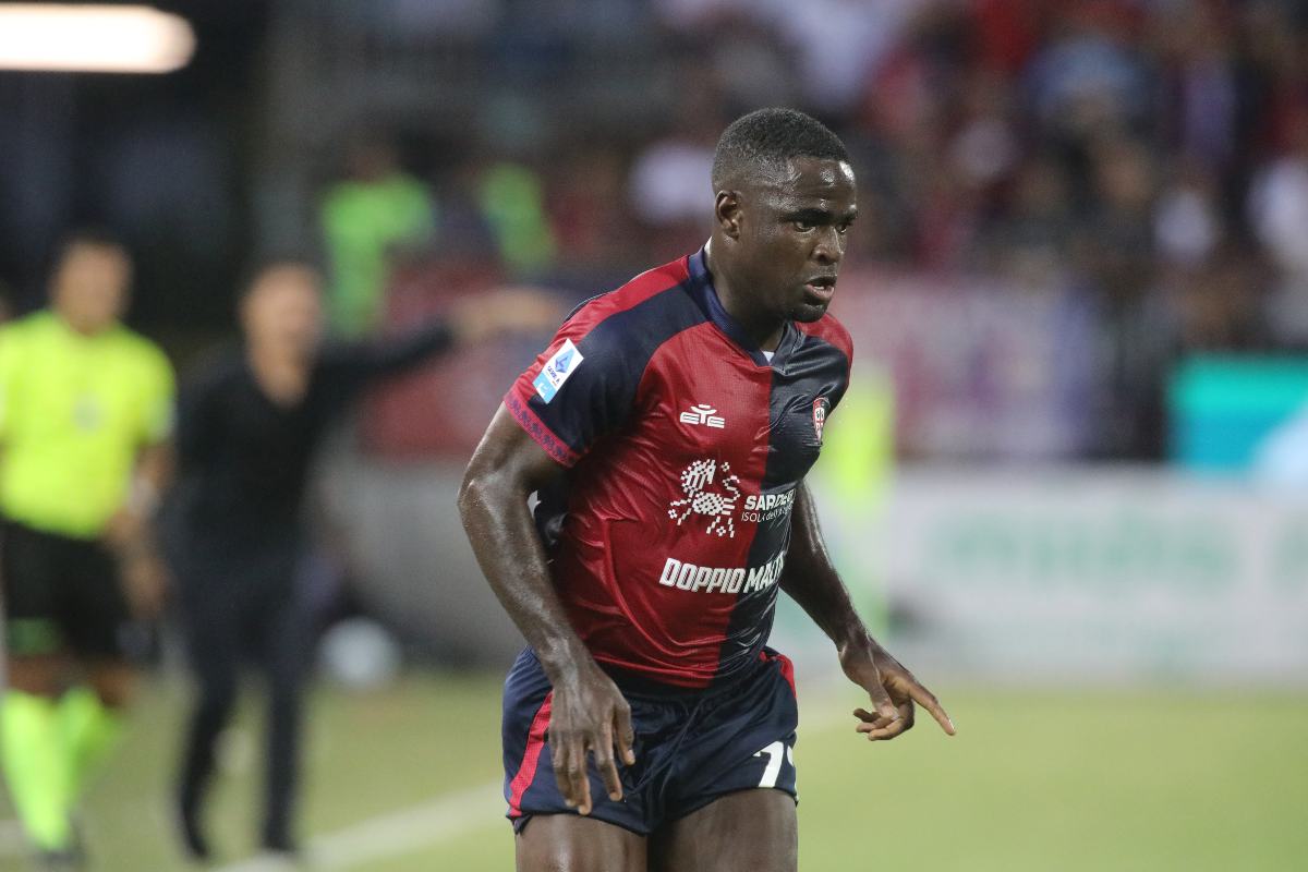 Zito Luvumbo in campo con la maglia del Cagliari (OneFootball) - FiorentinaUno.com