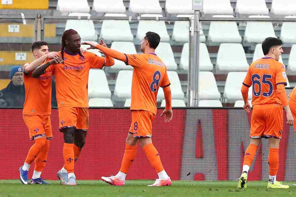 giocatori fiorentina con la maglia arancione