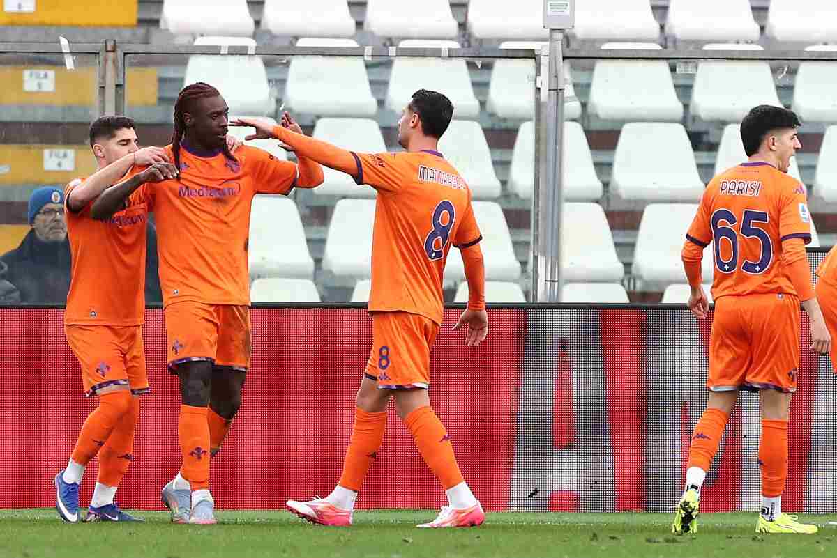 giocatori fiorentina con la maglia arancione