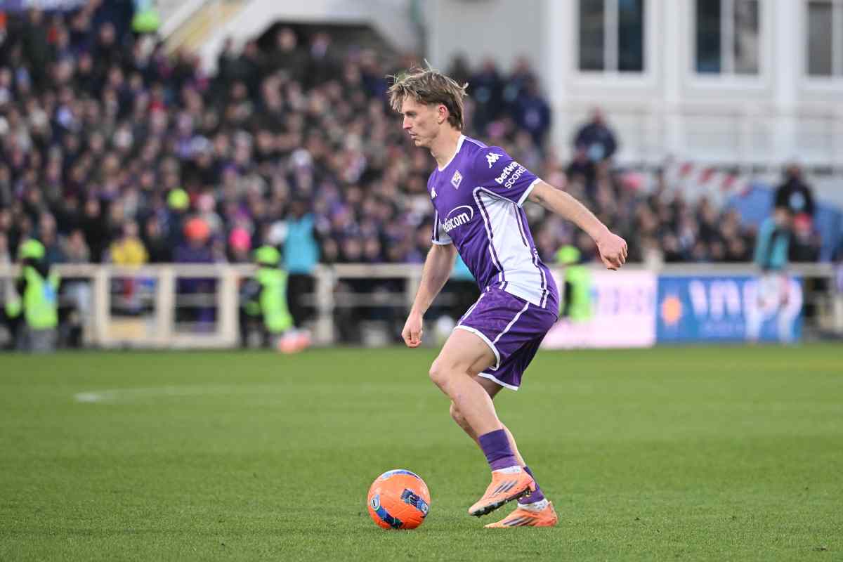 Albert Gudmundsson in campo con la Fiorentina (ANSA) - FiorentinaUno.com 