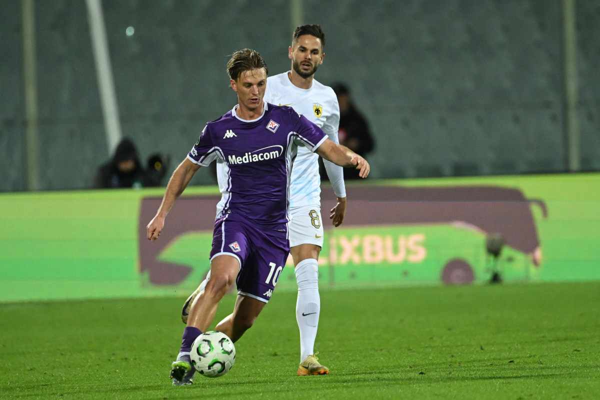 Albert Gudmundsson in campo con la Fiorentina (ANSA) - FiorentinaUno.com 